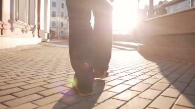 kaldırımda yürüyen adam. closeup ayak