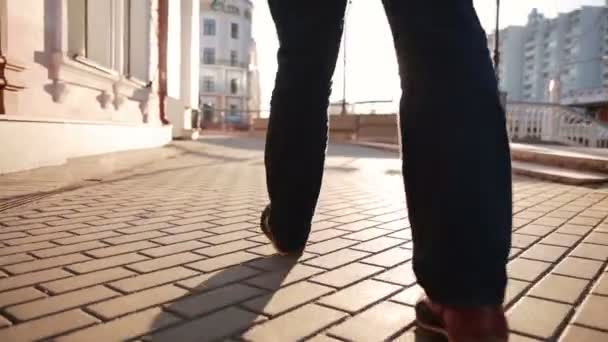Περπάτημα άνθρωπος στο πεζοδρόμιο. κινηματογράφηση σε πρώτο πλάνο πόδι — Αρχείο Βίντεο