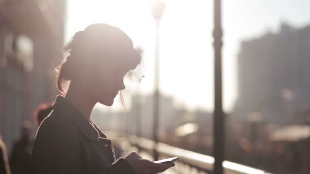 Dziewczyna w kapeluszu z zasłoną rozmawia przez telefon — Wideo stockowe