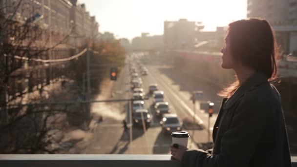 Belle femme buvant du café sur un pont de la ville — Video