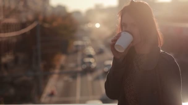 Mulher bonita bebendo café em uma ponte da cidade — Vídeo de Stock