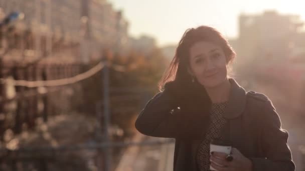 Ragazza raddrizza i capelli e posa per la fotocamera — Video Stock