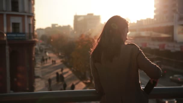 漂亮的女人谈在城市桥梁上电话 — 图库视频影像