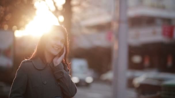 Mooie vrouw praten over de telefoon op straat — Stockvideo