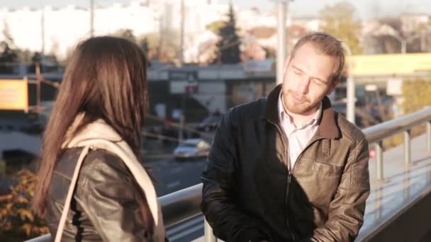 Pareja joven hablando en la ciudad — Vídeos de Stock