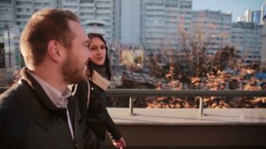 Genç çift şehirde konuşuyor