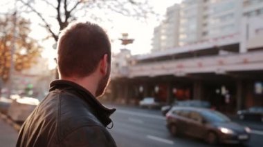 Genç adam sokakta
