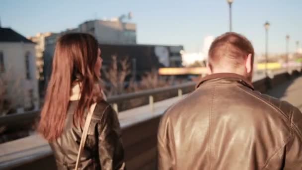 Young couple talking in city — Stock Video