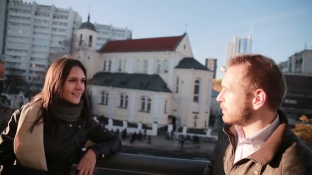 Νεαρό ζευγάρι μιλώντας στην πόλη — Αρχείο Βίντεο