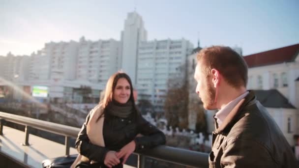 Junges Paar im Gespräch in der Stadt — Stockvideo