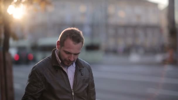 Junger Mann telefoniert auf der Straße — Stockvideo