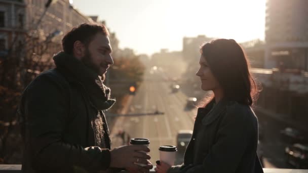 Casal conversando e bebendo café em uma ponte — Vídeo de Stock