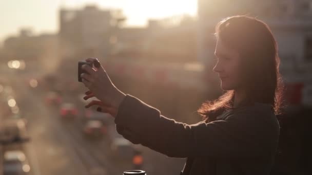 Vacker flicka med selfie. — Stockvideo
