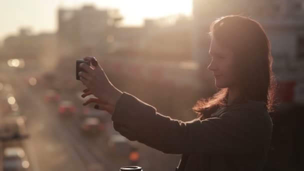 Schönes Mädchen beim Selfie. — Stockvideo