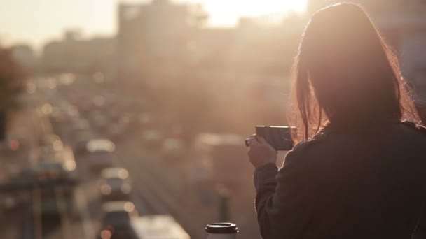 Piękna, młoda dziewczyna sprawia, że zdjęcia na telefon — Wideo stockowe