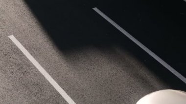 Köprünün altından, üstten görünüm araba sürdü