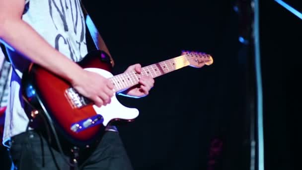 Hombre manos tocando la guitarra eléctrica en el concierto — Vídeos de Stock