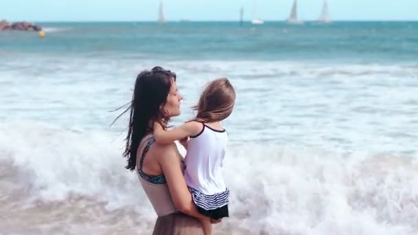 母亲和女儿在海边沙滩上拥抱亲吻 — 图库视频影像