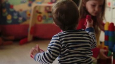 erkek bebek kreş kız kardeşi ile oynarken
