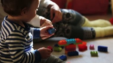 Onun bebek çocuk oyuncakları ile oynarken annesi