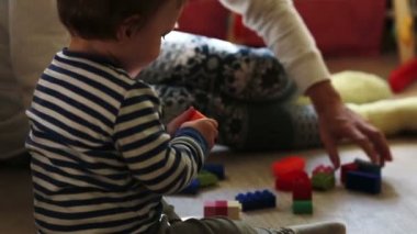 Onun bebek çocuk oyuncakları ile oynarken annesi