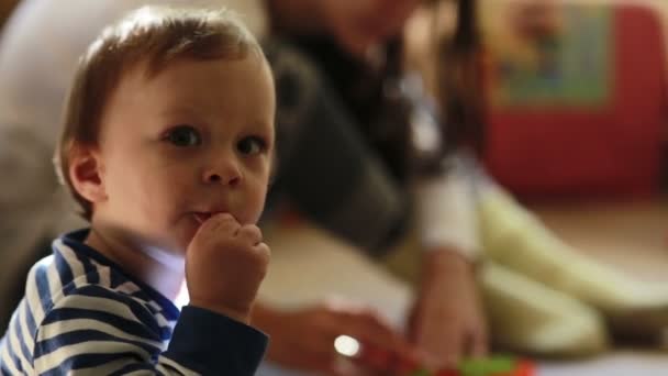 Mère jouer avec son bébé garçon avec des jouets — Video