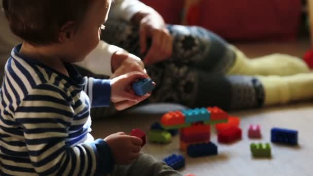 Mãe brincando com seu bebê menino com brinquedos — Vídeo de Stock