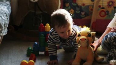 Onun bebek çocuk oyuncakları ile oynarken annesi