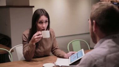 İş adamları kafede tablet ile çalışma