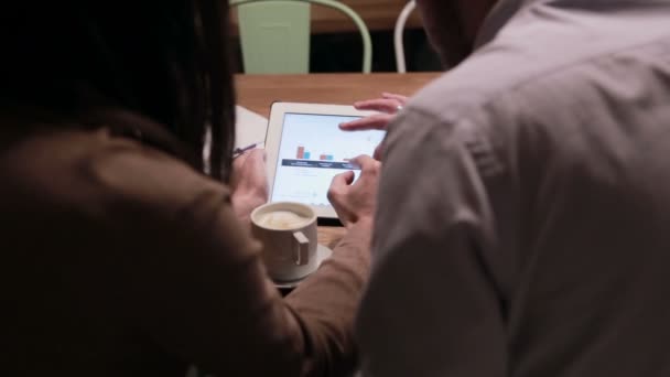 Gente de negocios trabajando con gráficos en tableta — Vídeo de stock