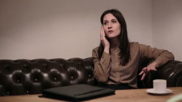 Kobieta rozmawia przez telefon w kawiarni — Wideo stockowe