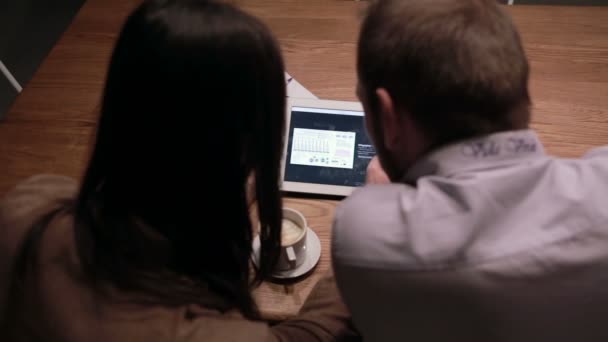 Mensen uit het bedrijfsleven werken met grafieken op Tablet PC — Stockvideo