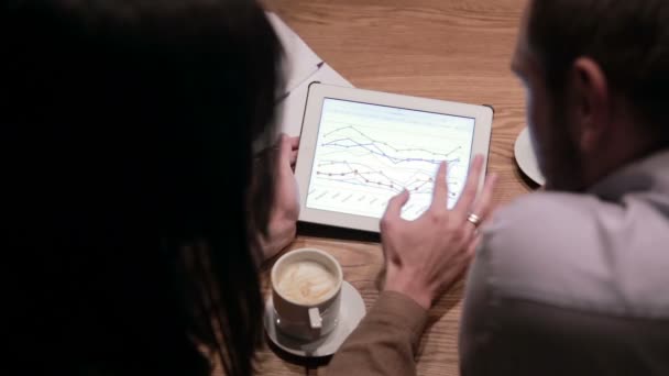 Empresários trabalhando com gráficos em tablet — Vídeo de Stock