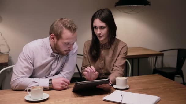 Mensen uit het bedrijfsleven werken met tablet in café — Stockvideo