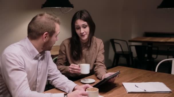 Empresários Trabalhando com tablet No café — Vídeo de Stock
