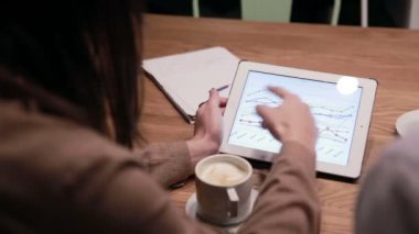 İş adamları tablete grafiklerle çalışma