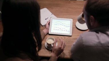 İş adamları tablete grafiklerle çalışma