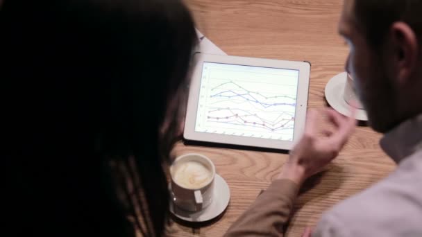 Les gens d'affaires qui travaillent avec des graphiques sur tablette — Video