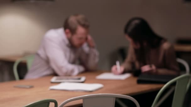 Kvinde og mand, der arbejder med dokumenter i cafe – Stock-video