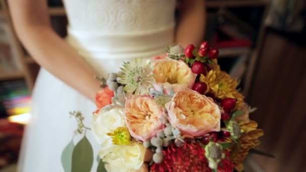 Sposa tiene un bouquet da sposa nelle sue mani — Video Stock