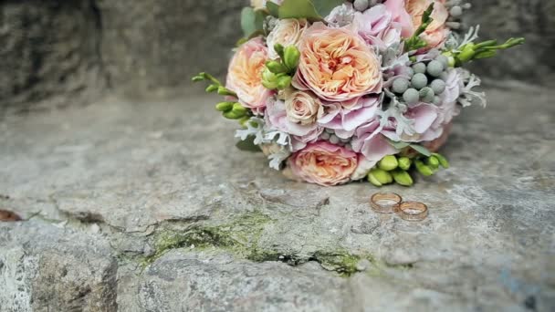 Fedi nuziali e bouquet da sposa . — Video Stock