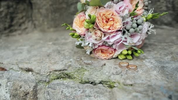 Anillos de boda y ramo de bodas . — Vídeos de Stock