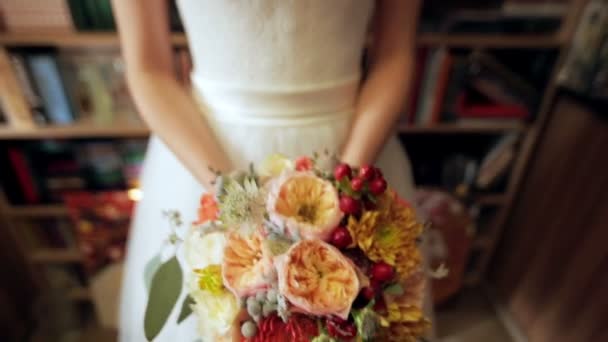 Sposa tiene un bouquet da sposa nelle sue mani — Video Stock