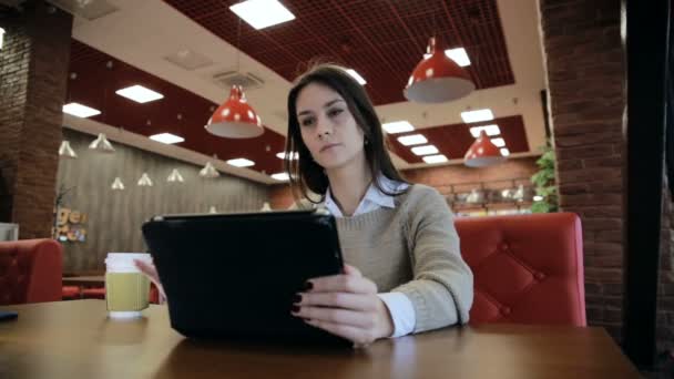 女人在咖啡馆里使用平板电脑触摸屏 — 图库视频影像
