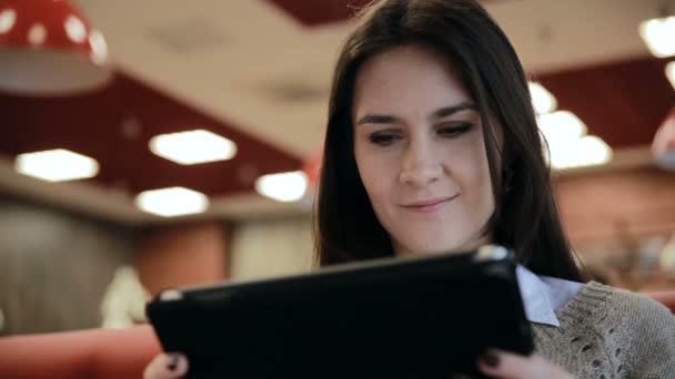 Женщина с помощью планшетного компьютера сенсорный экран в кафе — стоковое видео