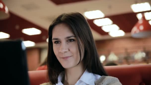 Mujer que utiliza la pantalla táctil de la tableta en la cafetería — Vídeo de stock