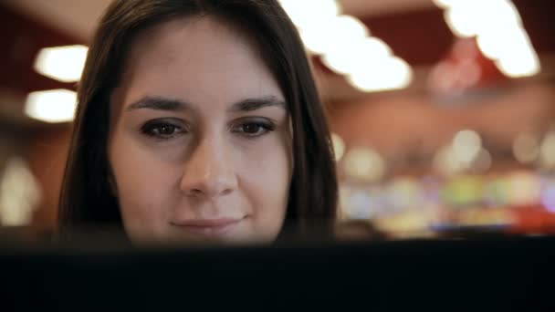 Mujer que utiliza la pantalla táctil de la tableta en la cafetería — Vídeos de Stock