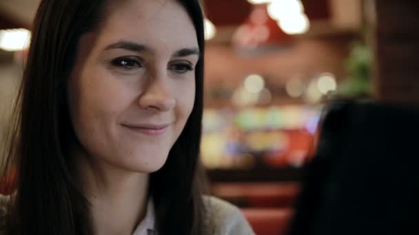 Frau benutzt Tablet-Computer-Touchscreen in Café — Stockvideo