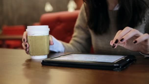 Mãos da mulher usando tablet touchscreen no café — Vídeo de Stock