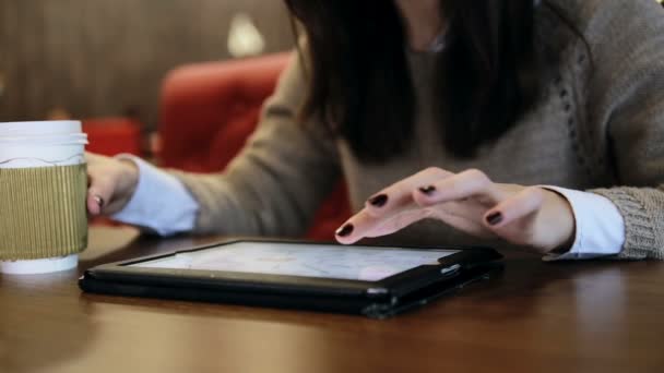 Manos de mujer utilizando la pantalla táctil tableta en la cafetería — Vídeos de Stock